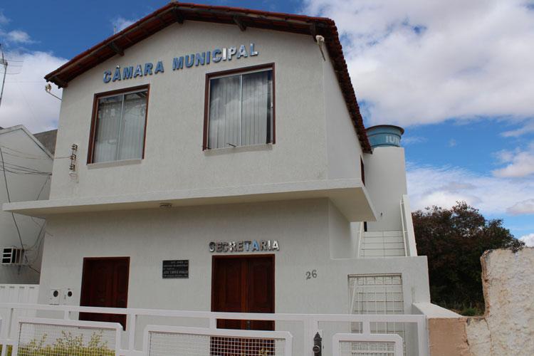 Câmara de Dom Basílio prorroga contratos que ultrapassam R$ 846 mil e concentra serviços técnicos por inexigibilidade e carta convite.
