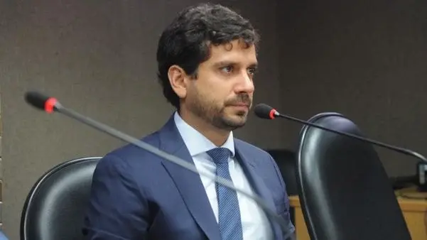 Deputado Manuel Rocha propõe corte pela metade na tarifa de esgoto cobrada pela Embasa.
