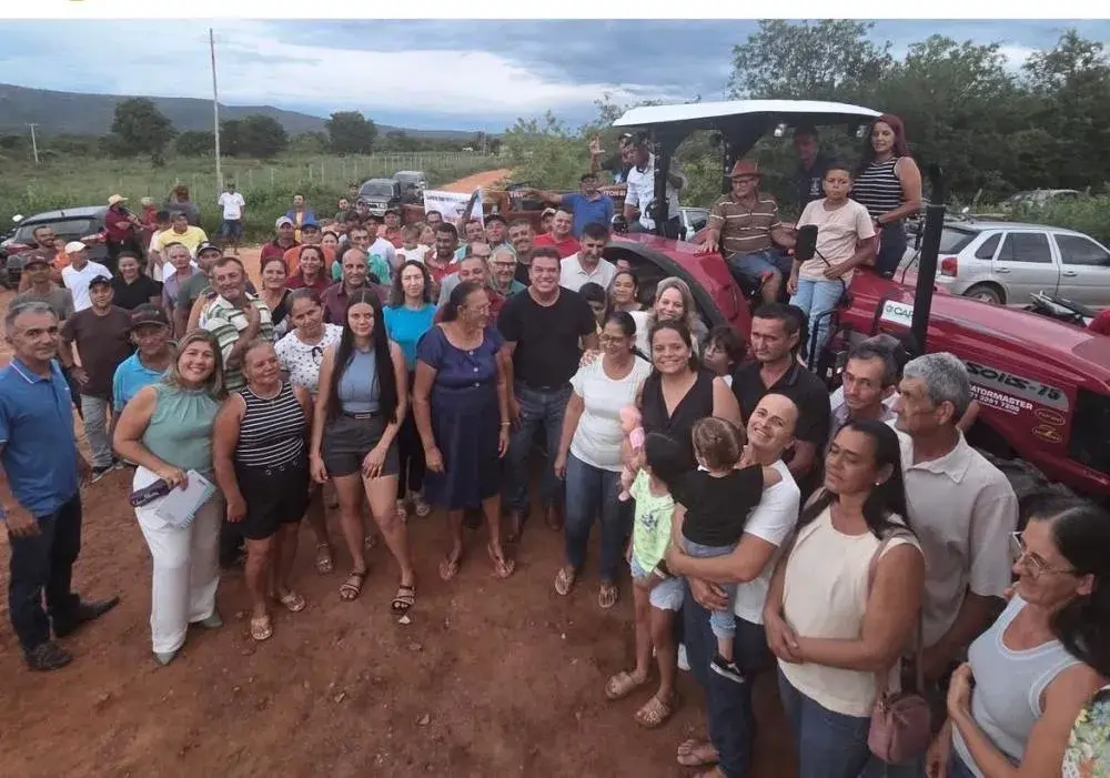 Marquinho Viana entrega trator agrícola à comunidade de Água Branca, em Cordeiros.