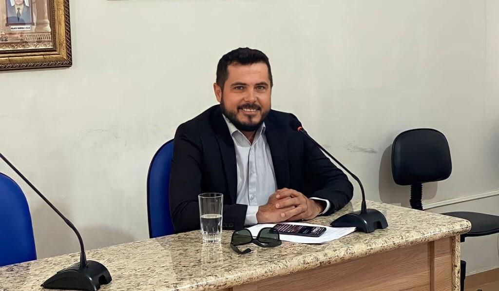 Ex-vereador Ney da Van relata reclamação de moradora e cobra avanços em obra prometida para o sistema de tratamento de água.